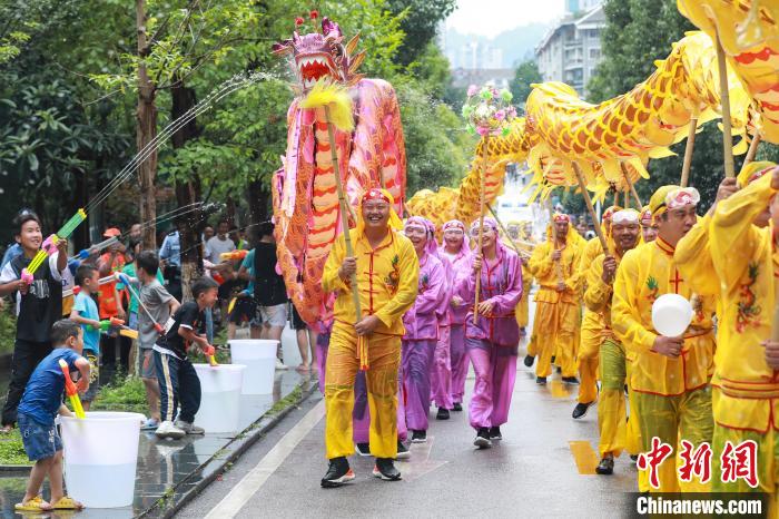 贵州剑河：水龙狂欢活动欢度“六月六”