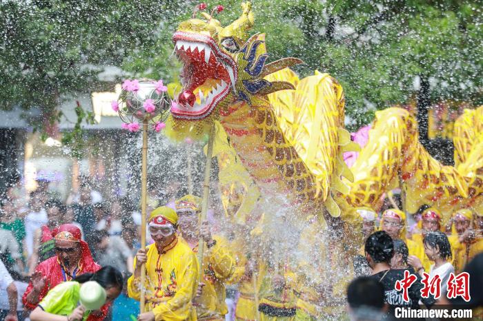 贵州剑河：水龙狂欢活动欢度“六月六”