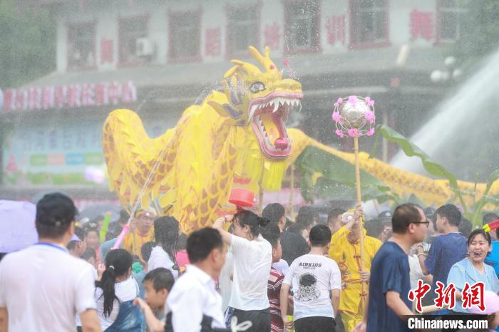 贵州剑河：水龙狂欢活动欢度“六月六”