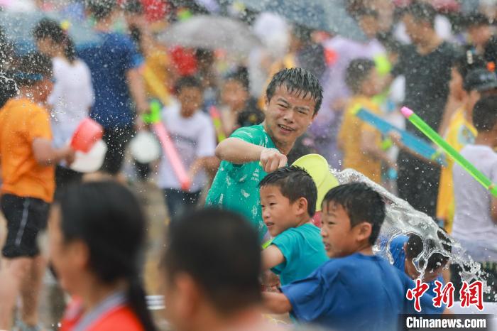 贵州剑河：水龙狂欢活动欢度“六月六”