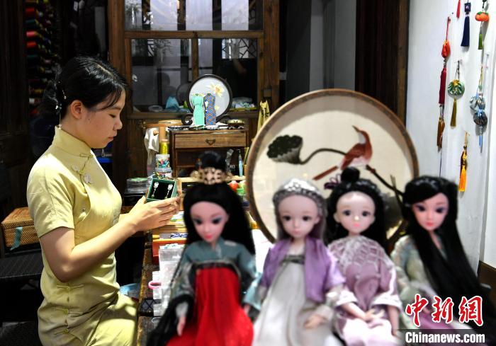 福州手工盘扣传承人：小小盘扣传递中华文化