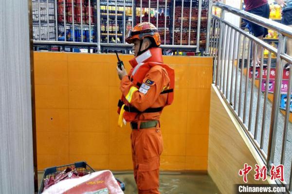 短时强降雨致内涝 厦门森林消防紧急排涝抢险