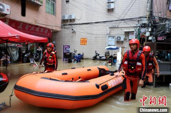 短时强降雨致内涝 厦门森林消防紧急排涝抢险