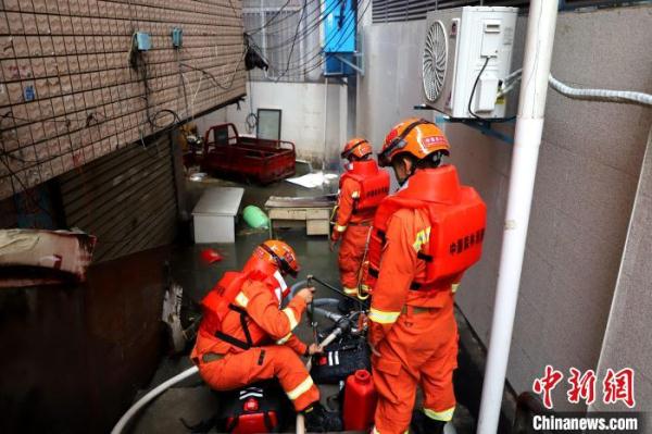 短时强降雨致内涝 厦门森林消防紧急排涝抢险