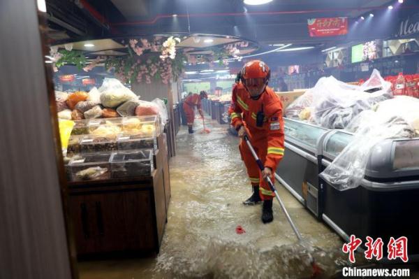 短时强降雨致内涝 厦门森林消防紧急排涝抢险