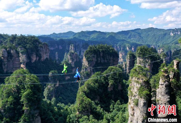 张家界黄石寨：扁带爱好者高空巅峰对决