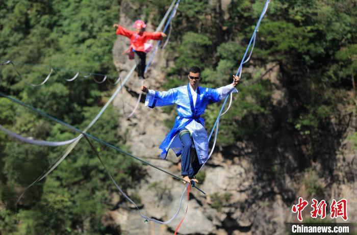 张家界黄石寨：扁带爱好者高空巅峰对决