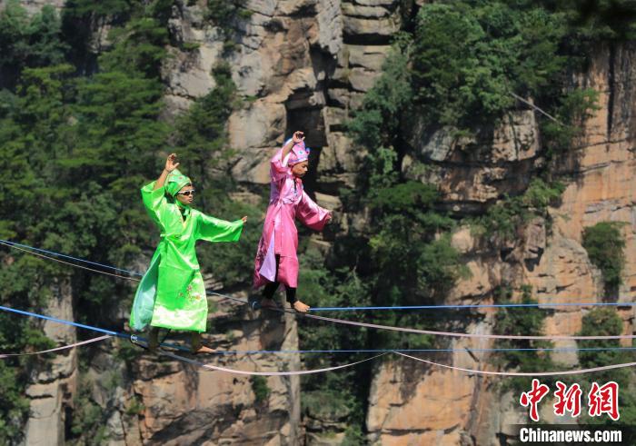 张家界黄石寨：扁带爱好者高空巅峰对决