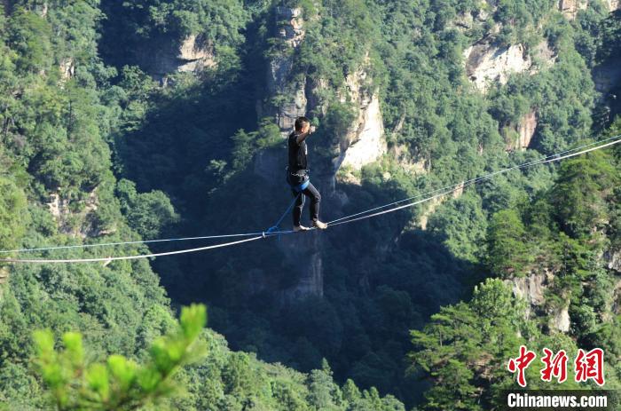 张家界黄石寨：扁带爱好者高空巅峰对决