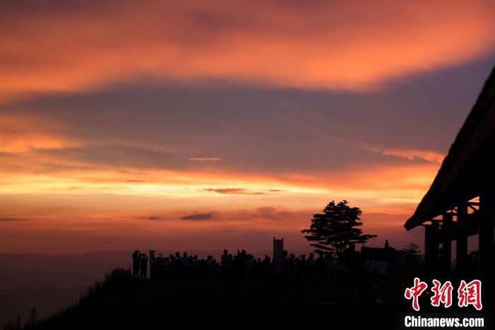 三峡百里荒现“东边彩虹西边晚霞”美景