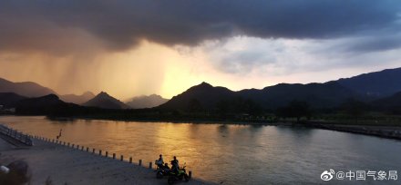 福建宁德上空现雨幡景象