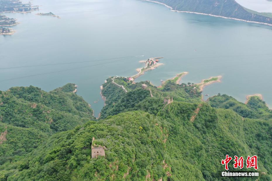 河北宽城潘家口水库迎汛期泄洪 “水下长城” 露真容