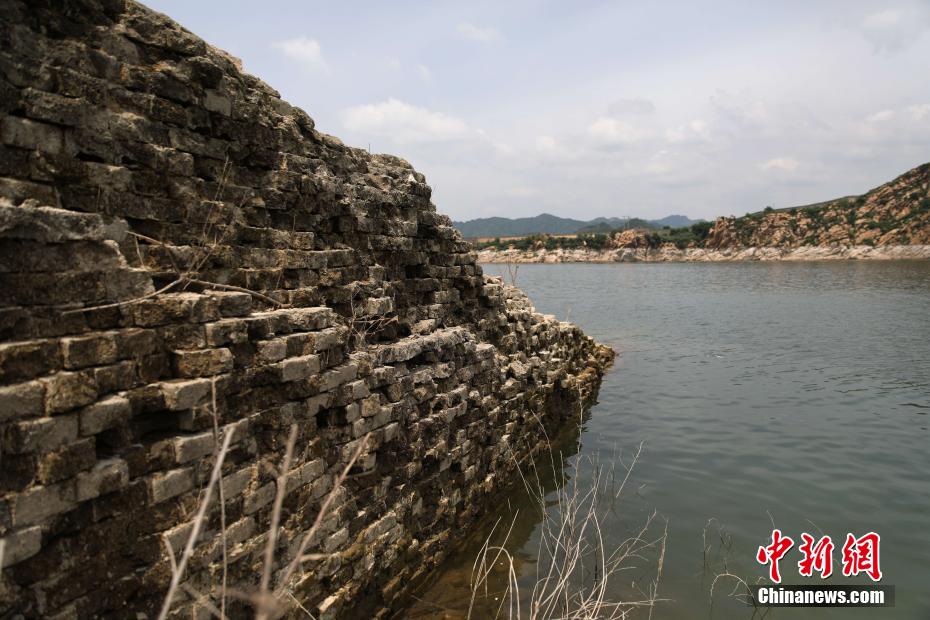 河北宽城潘家口水库迎汛期泄洪 “水下长城” 露真容