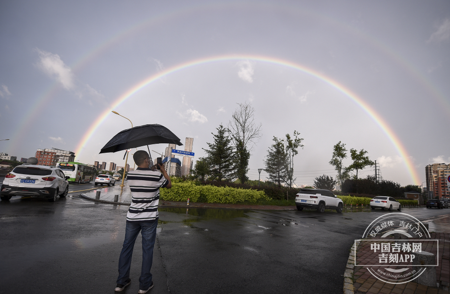临近傍晚 吉林长春上空出现雨中“彩虹”