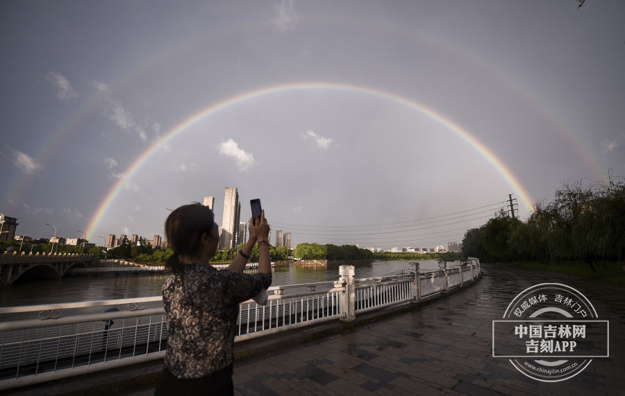 临近傍晚 吉林长春上空出现雨中“彩虹”