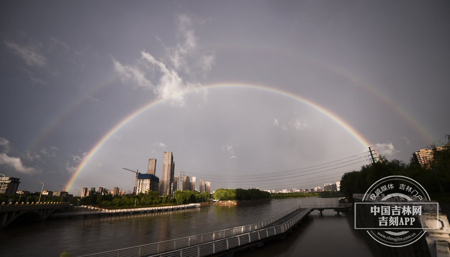 临近傍晚 吉林长春上空出现雨中“彩虹”