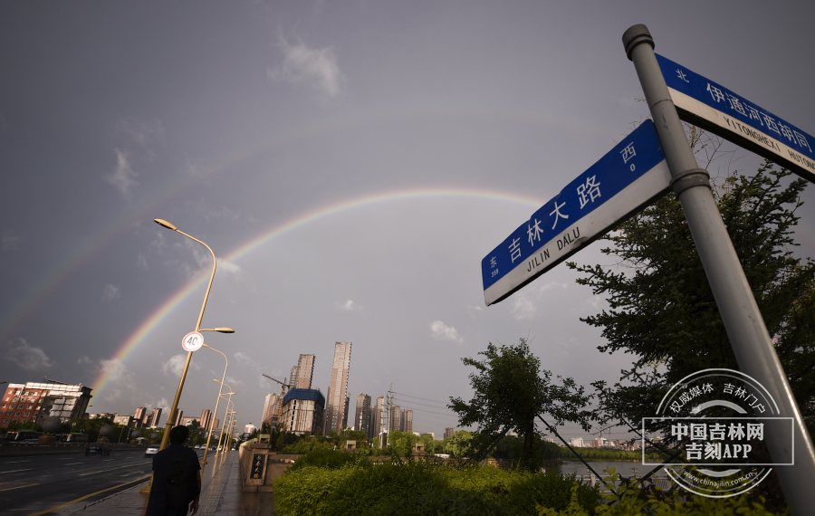 临近傍晚 吉林长春上空出现雨中“彩虹”