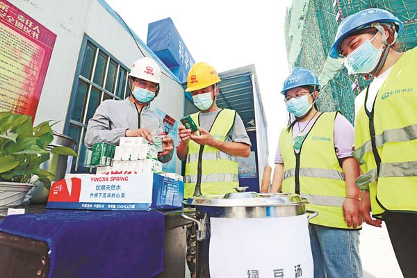 战酷暑 送清凉 保建设——直击马鞍山市项目施工现场