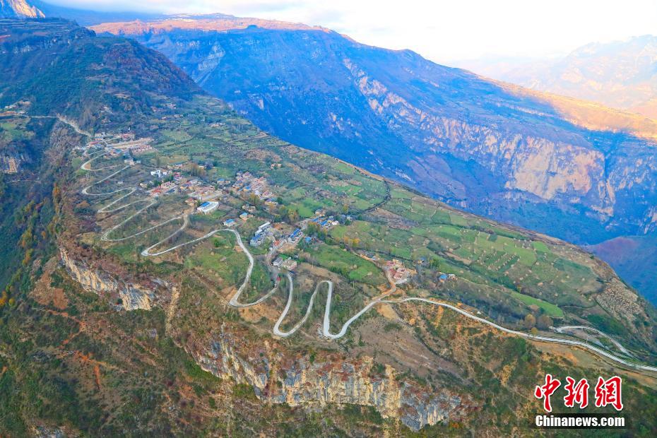 镜头下的四川大凉山：凉山的乡村路