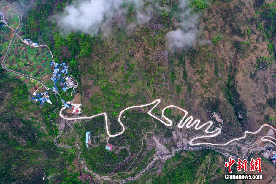 镜头下的四川大凉山：凉山的乡村路