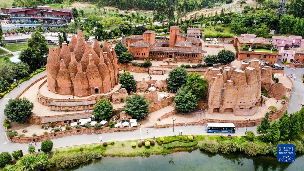 云南弥勒：葡萄飘香引客来