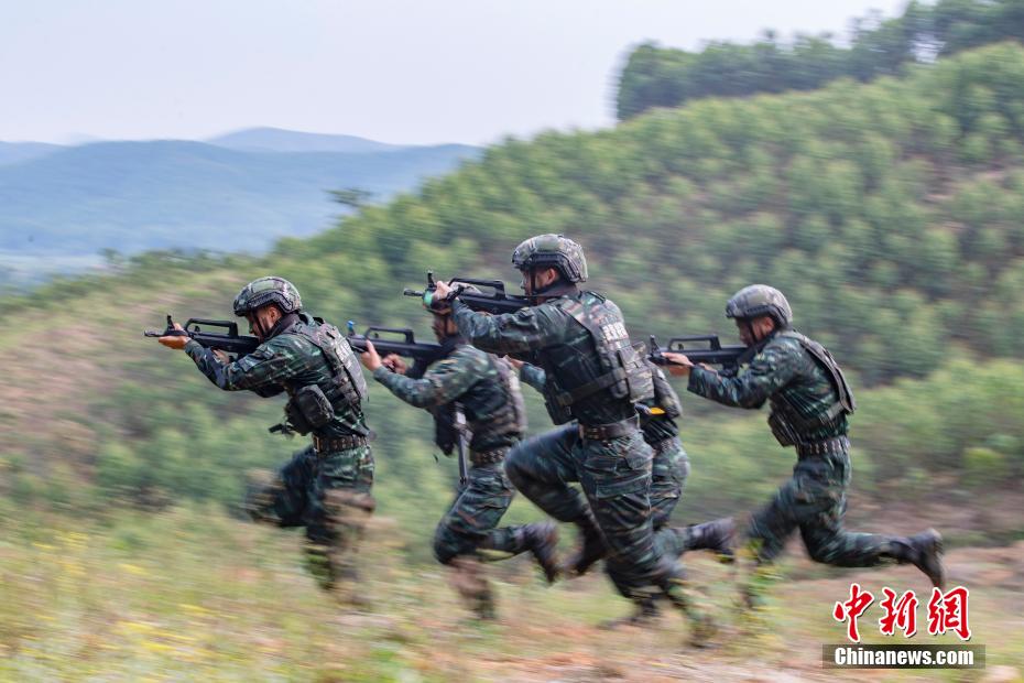 广西柳州武警特战队员开展野外反恐演练