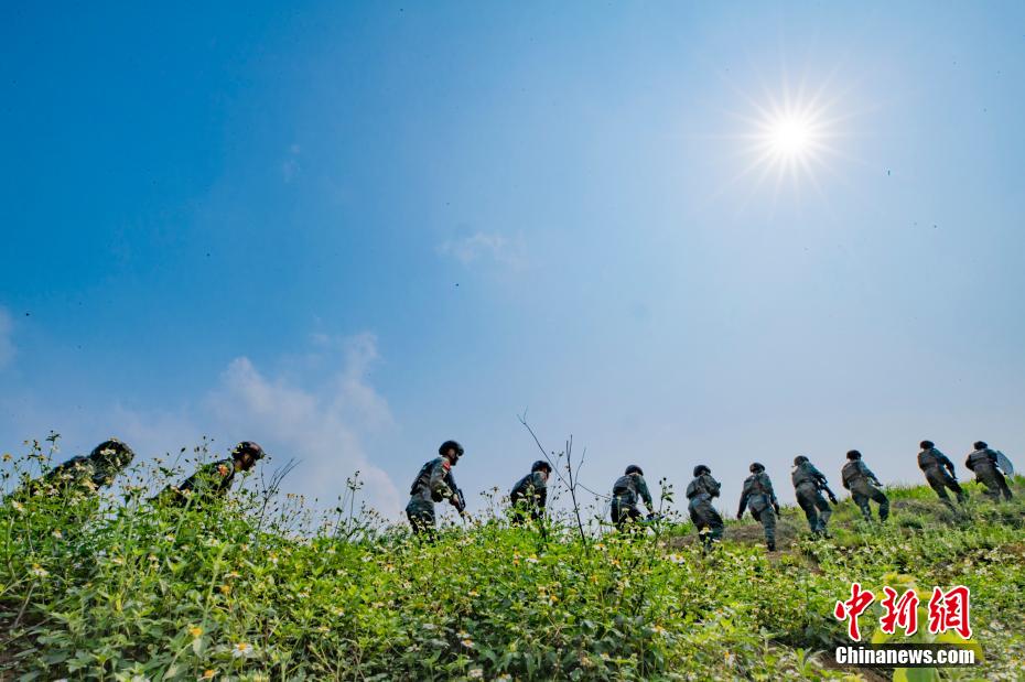 广西柳州武警特战队员开展野外反恐演练