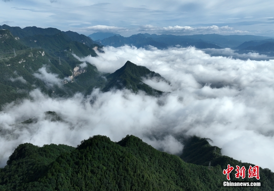 湖北秭归：三峡大坝上空云海奔涌