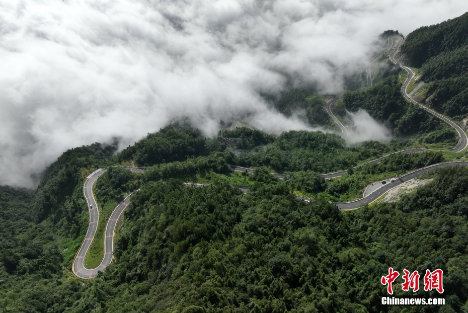 湖北秭归：三峡大坝上空云海奔涌