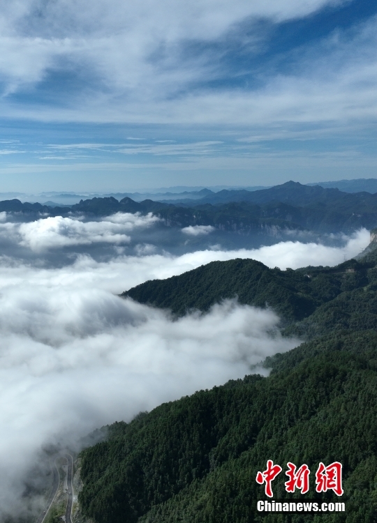 湖北秭归：三峡大坝上空云海奔涌