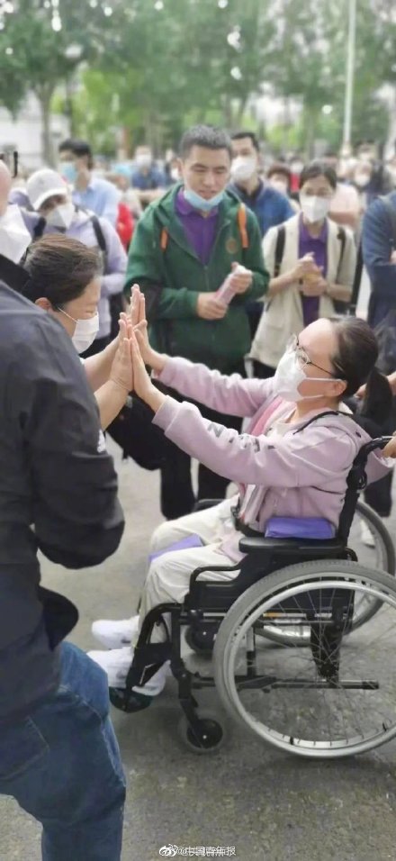 祝福她！吉林轮椅女孩考上北大