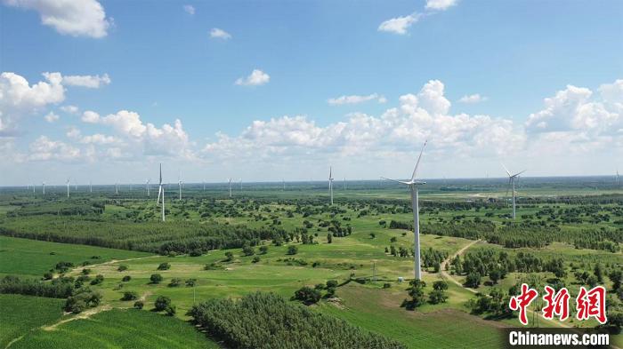 吉林西部“风光无限”：“追风逐日”发展绿色经济