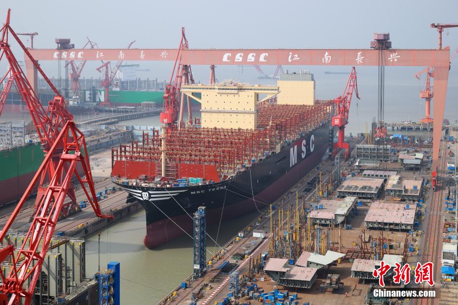 全球最大装箱量集装箱船在上海出坞
