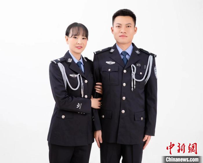 云南保山:双警夫妻“隔空相拥”诉爱意 云南保山:双警夫妻“隔空相拥”诉爱意