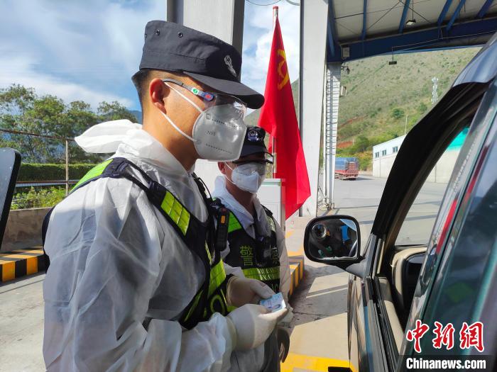 云南保山:双警夫妻“隔空相拥”诉爱意