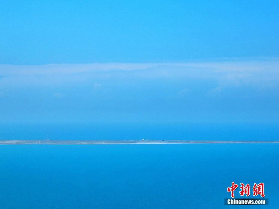 航拍初秋青海湖 碧水蓝天美如画