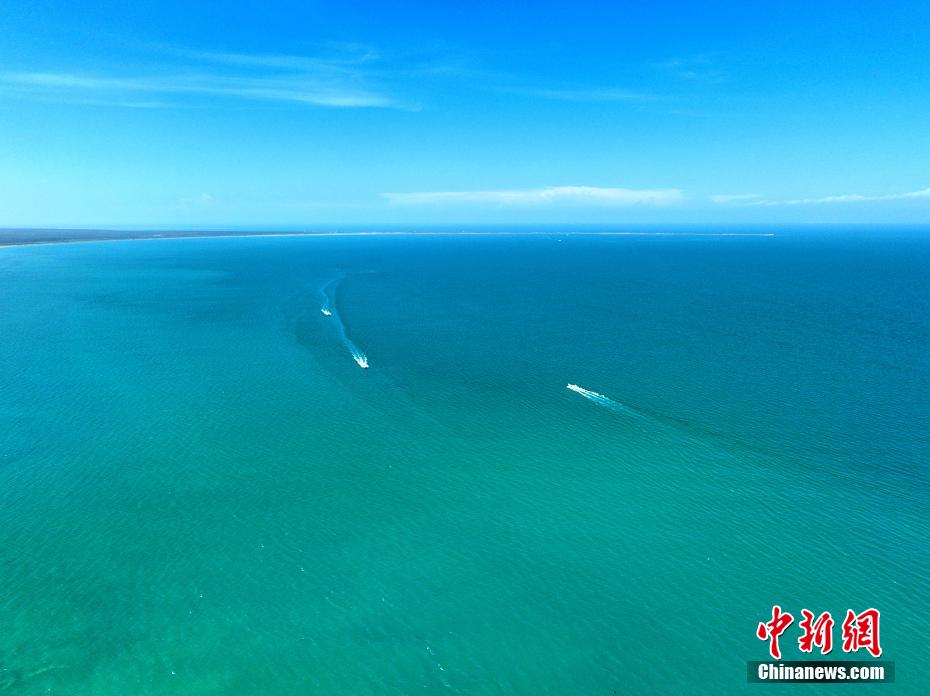 航拍初秋青海湖 碧水蓝天美如画