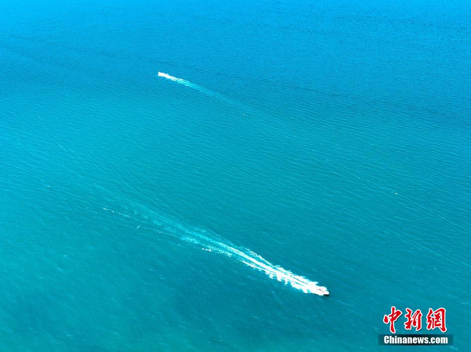 航拍初秋青海湖 碧水蓝天美如画