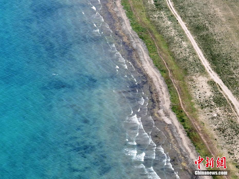 航拍初秋青海湖 碧水蓝天美如画