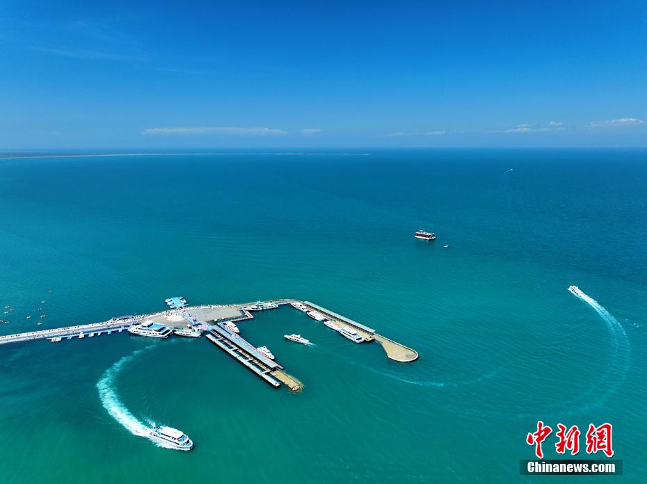 航拍初秋青海湖 碧水蓝天美如画