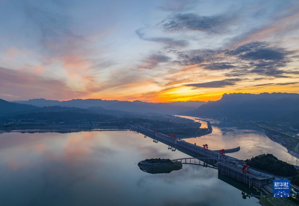 湖北秭归：三峡朝霞美