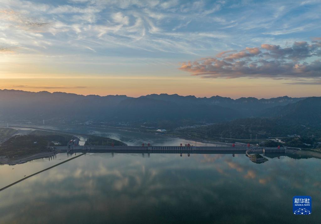 湖北秭归：三峡朝霞美
