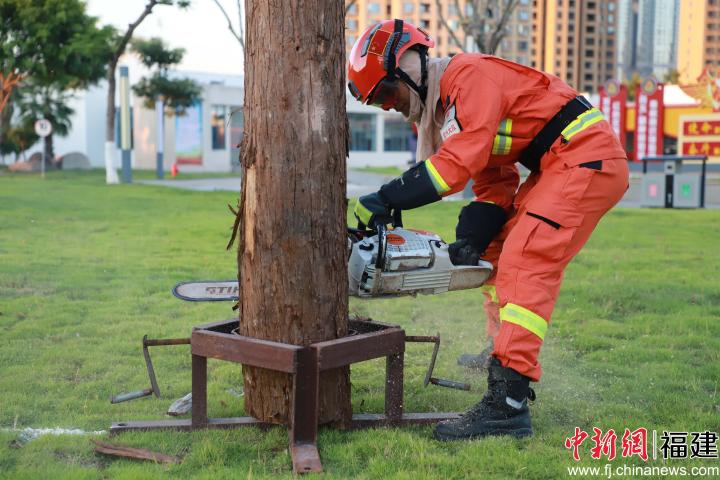 备战“火焰蓝”比武 看森林消防员“阶段性考核”现场 烈日下激情似火彰显无限风采