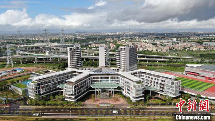 航拍广州南沙民心港人子弟学校 陈楚红 摄