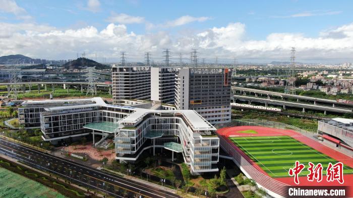 航拍广州南沙民心港人子弟学校 陈楚红 摄