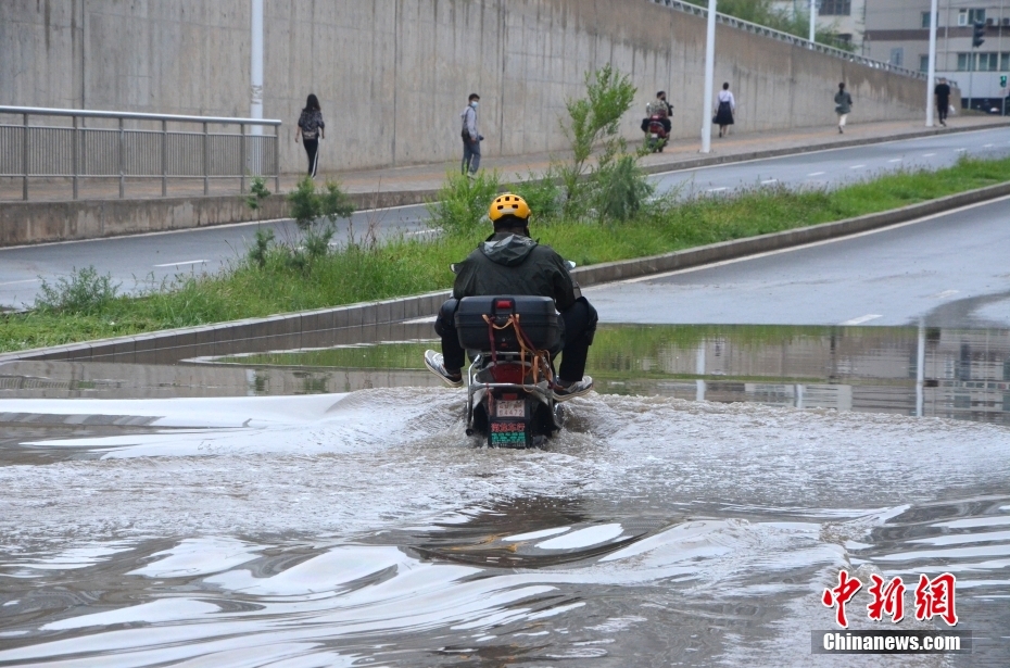 兰州强降雨致路段积水