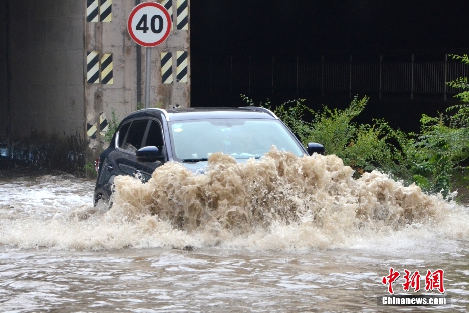 兰州强降雨致路段积水