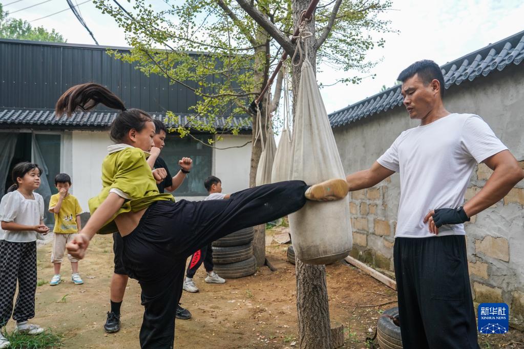 新华全媒+丨江苏邳州：一个父亲三个娃 掀起村里武术热