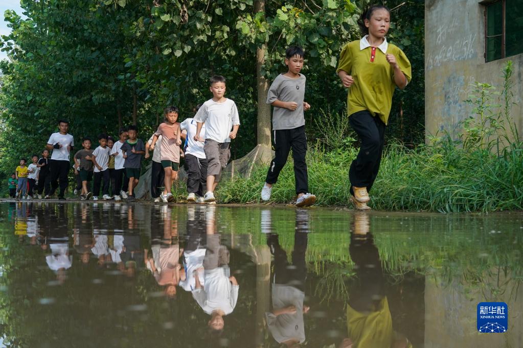 新华全媒+丨江苏邳州：一个父亲三个娃 掀起村里武术热