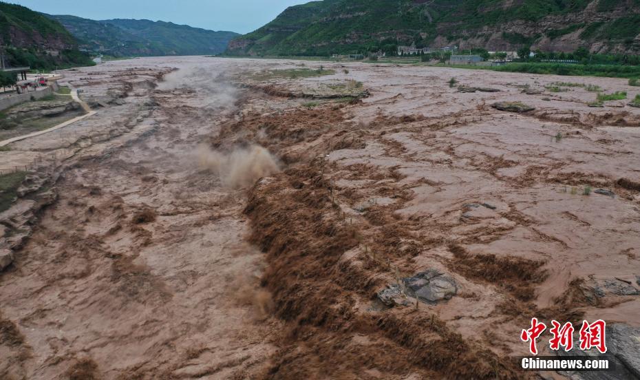 黄河干流暴涨 壶口瀑布现“水岸齐平”景观